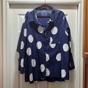 🌺 Tunic. Blue with white over sized polka dots. 2x